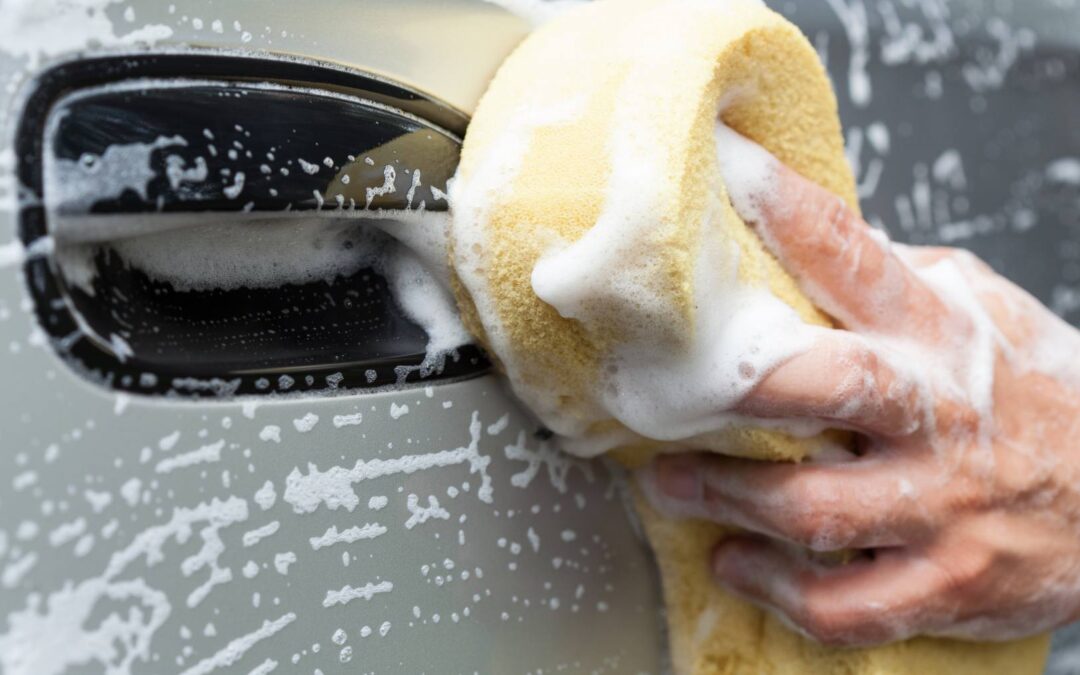 Dlaczego warto regularnie jeździć autem na myjnię ręczną?