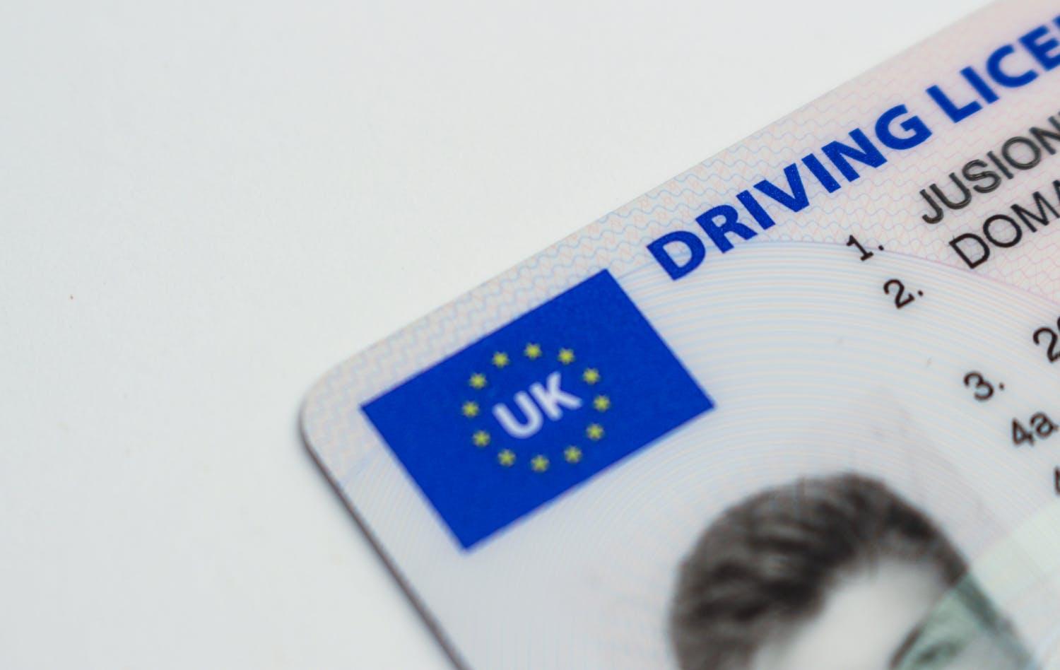 wymiana prawa jazdy Detailed photo of a UK driving license showcasing EU flag and identity features.